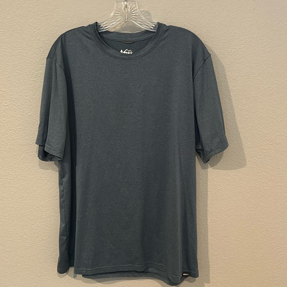 REI Men’s Sahara moisture-wicking t-shirt with SPF 30. Blue, size large.